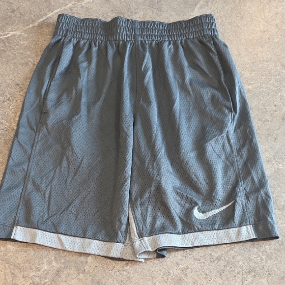(J37) Nike Boys  Gray Athletic Performance Shorts Sz M - Picture 1 of 7